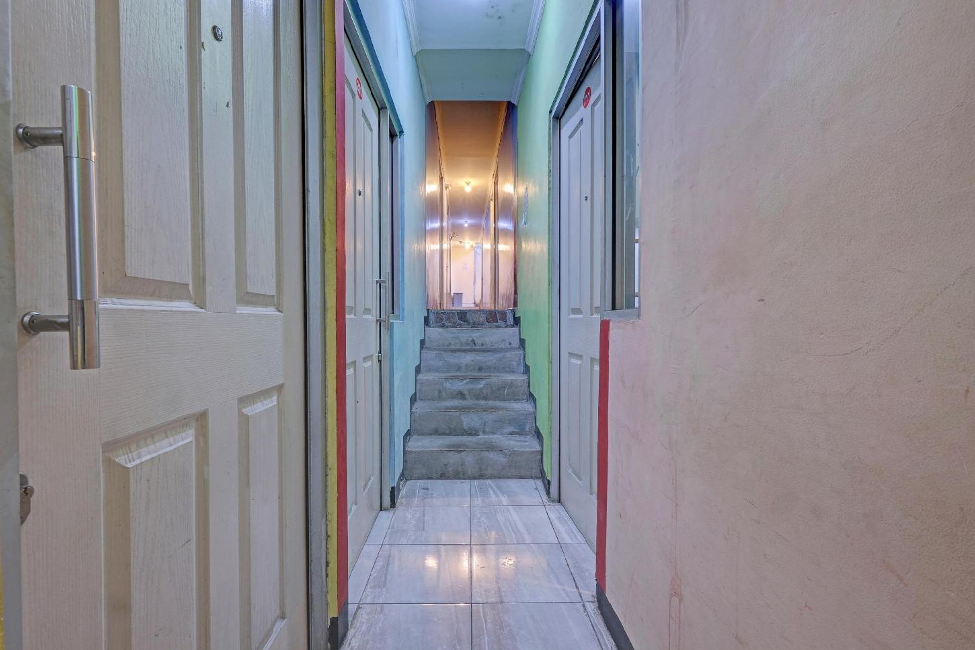 Oyo Life 92877 Hotel Rainbow 7296 Semarang Eksteriør bilde