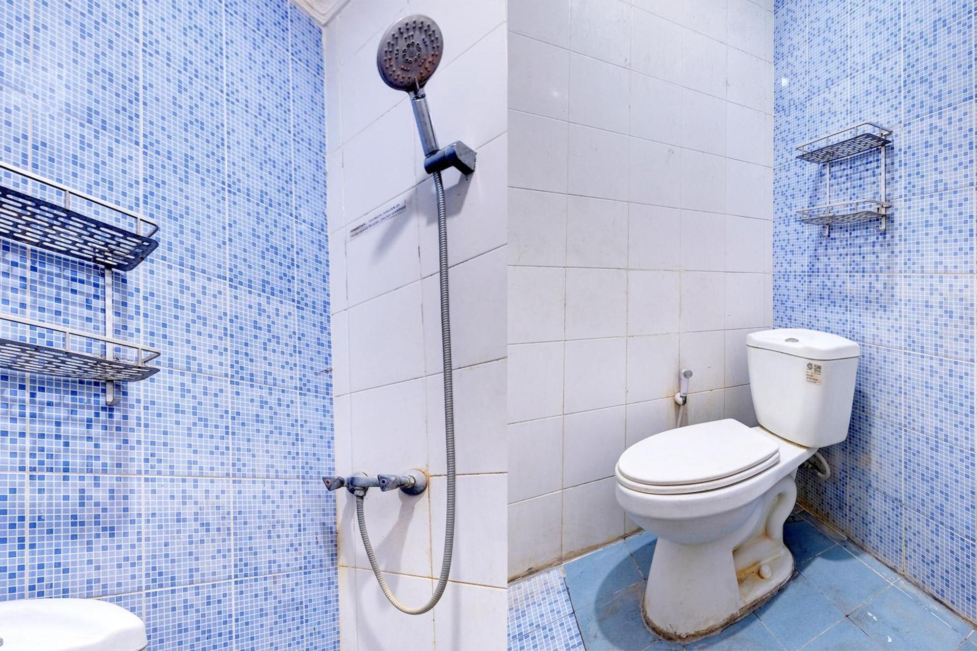 Oyo Life 92877 Hotel Rainbow 7296 Semarang Eksteriør bilde